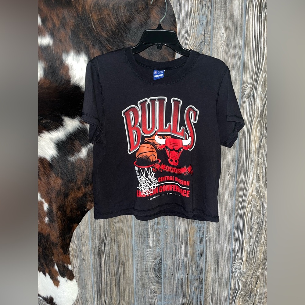 Women’s NBA black and Red Bulls Basketball short sleeve crop size XL nwot
